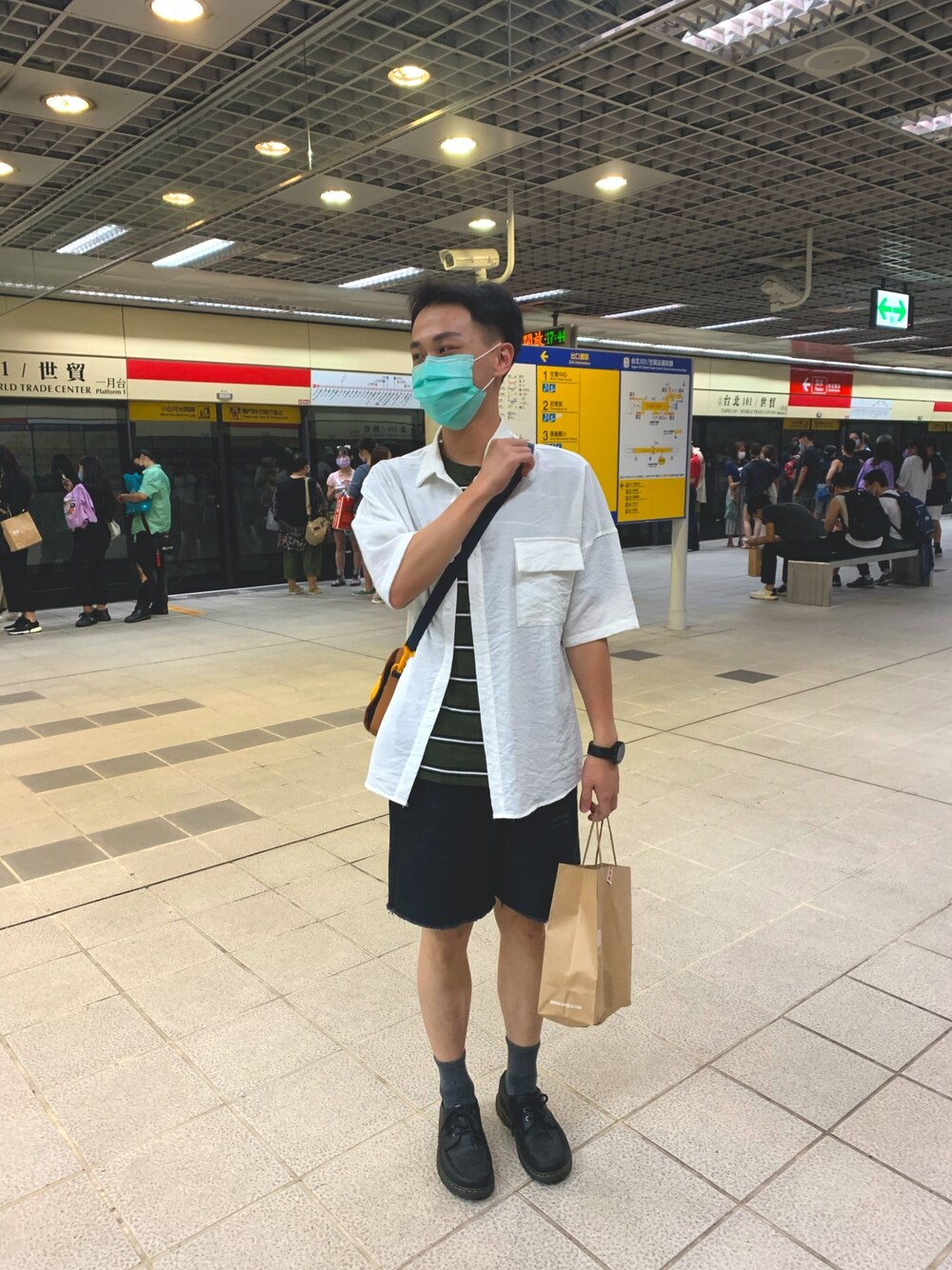 「GUのアイテム（Tシャツ/カットソー、グリーン系）」を使った、張文豪さん（メンズ・167cm）の秋コーディネートの1枚目の写真