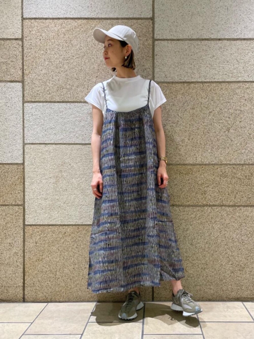 グリーン系のスニーカー、ホワイト系のTシャツ/カットソー、その他のワンピースを着用したレディースの夏コーディネートの1枚目の写真
