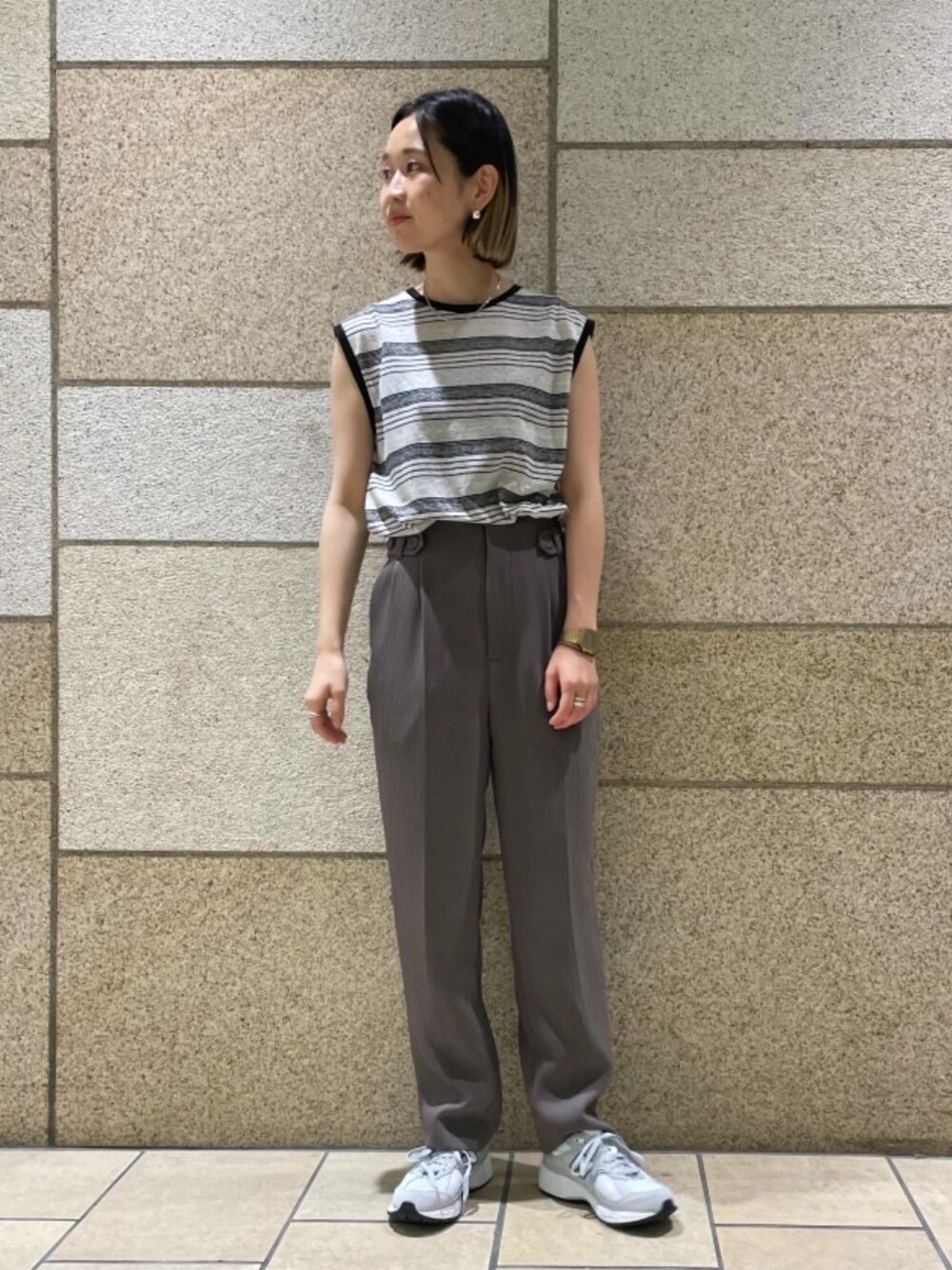 グリーン系のその他パンツ、グレー系のスニーカーを着用したレディースの夏コーディネートの1枚目の写真