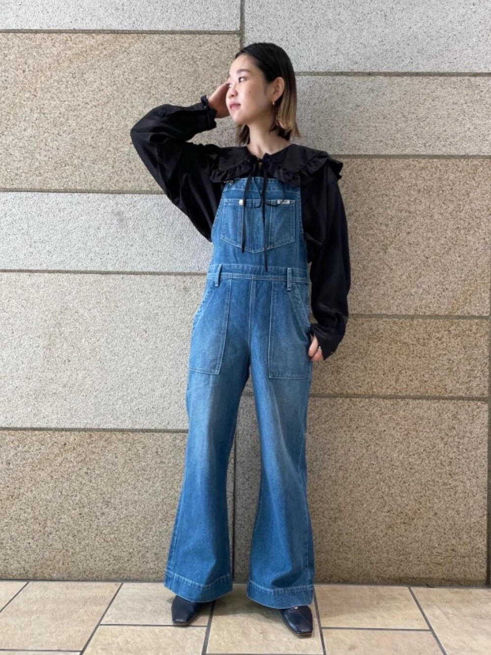 ブルー系のパンプス、ブラック系のシャツ/ブラウスを着用したレディースの夏コーディネートの1枚目の写真