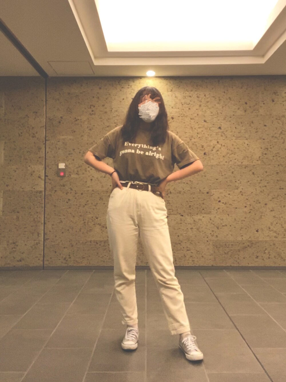 「古着、ブラウンコーデ、ブラウン×ホワイト」｜「古着のアイテム（デニムパンツ、ホワイト系）」を使った、アカリさん（レディース・160cm）の夏コーディネートの1枚目の写真