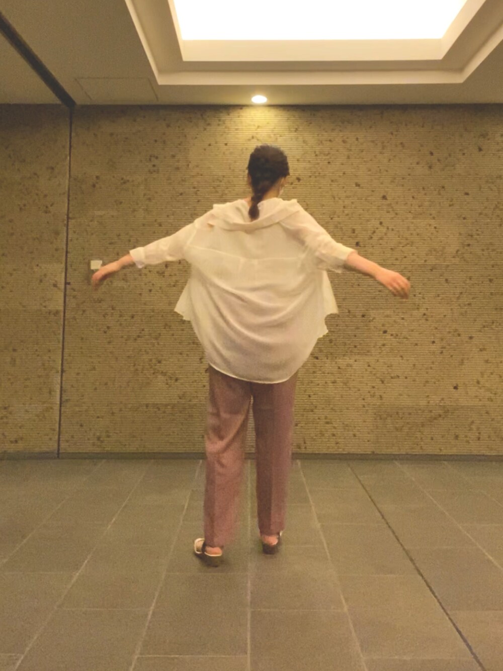 「シアーシャツ、スラックス、スラックスパンツ、キレイめ、カラーパンツ、透け感、まとめ髪、シースルー」｜「Honeysのシアーシャツ（シャツ/ブラウス、ベージュ系）」を使った、アカリさん（レディース・160cm）の夏コーディネートの1枚目の写真