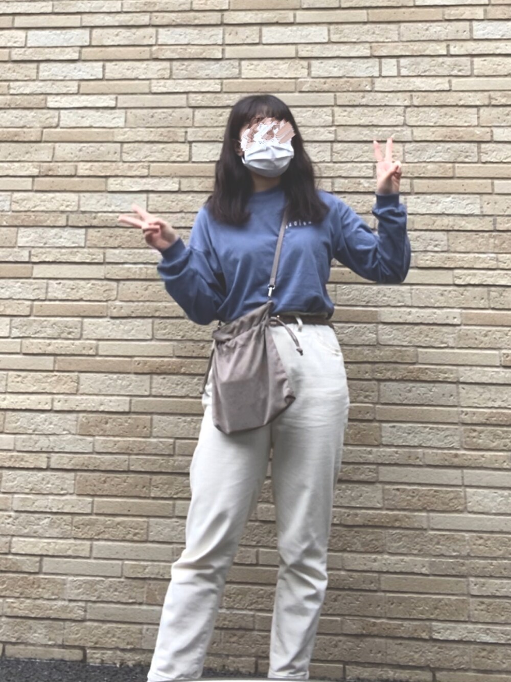 「パンツスタイル、ホワイトパンツ、カジュアル、カジュアルコーデ、ブルー x ホワイト、巾着バッグ、古着」｜「RAGEBLUEの巾着ショルダーバッグ/884112（ショルダーバッグ、グレー系）」を使った、アカリさん（レディース・160cm）の秋コーディネートの1枚目の写真