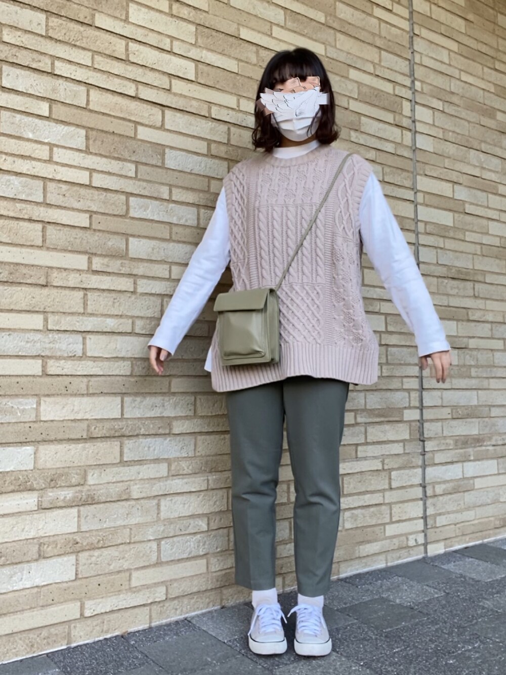 「秋コーデ、休日コーデ、グリーン、グリーンコーデ、ニットベスト、ニットベスト×Tシャツ、ニットベストコーデ、スニーカー、スニーカーコーデ、ゆるコーデ」｜「Latticeのアイテム（ショルダーバッグ、グリーン系）」を使った、アカリさん（レディース・160cm）の秋コーディネートの1枚目の写真