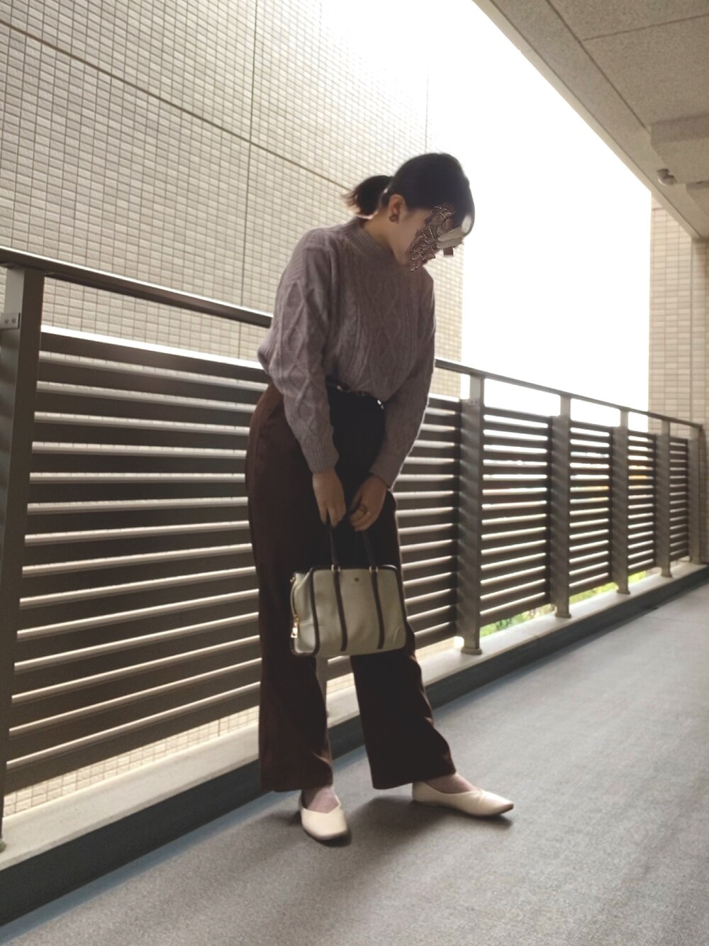 「淡色コーデ、ケーブルニット、ケーブル編み、淡色女子、ブラウンコーデ、ブラウン、ワントーンコーデ、冬コーデ、スラックスパンツ、シンプルコーデ」｜「LOWRYS FARMのＴＲサイドスリットパンツ　847851（その他パンツ、ブラウン系）」を使った、アカリさん（レディース・160cm）の秋コーディネートの1枚目の写真