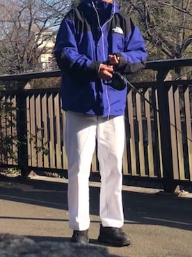 「ホワイトパンツ」｜「アイテム（ナイロンジャケット）」を使った、ittoさん（メンズ・180cm）の冬コーディネート