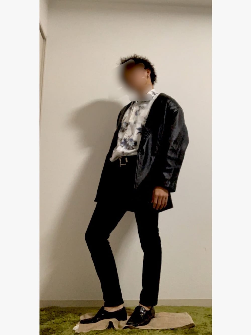 「古着MIX、柄シャツ、スキニー、ブラック、ブラックコーデ、レザージャケット、やっぱりストリートが好き」｜「STUDIOUSのアイテム（シャツ/ブラウス、ホワイト系）」を使った、ヨシカズさん（メンズ・171cm）の秋コーディネートの1枚目の写真