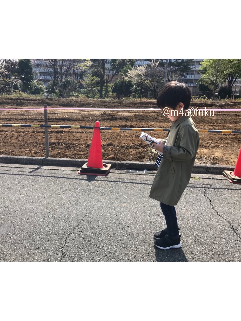 「カジュアル、オトナカジュアル、きれいめカジュアル、ootd、おしゃれさんと繋がりたい、ユニクロ、黒、キッズコーデ、図鑑好き」｜「Right-onの【MPS】ステンカラーコート（ステンカラーコート、グリーン系）」を使った、mhさん（キッズ・110cm）の春コーディネートの1枚目の写真