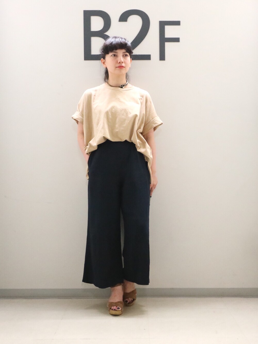 「アダムエロペ(ADAM ET ROPE')、Adam et Rope'、オトナカジュアル、ゆるコーデ、きれいめカジュアル、ラフ、カジュアルコーデ、ベージュ、ワイドパンツ、キレイめ」｜「ADAM ET ROPE'のロールアップＢＩＧ-Ｔシャツ（Tシャツ/カットソー、ベージュ系）」を使った、sayuri maedaさん（レディース・150cm）の夏コーディネートの1枚目の写真