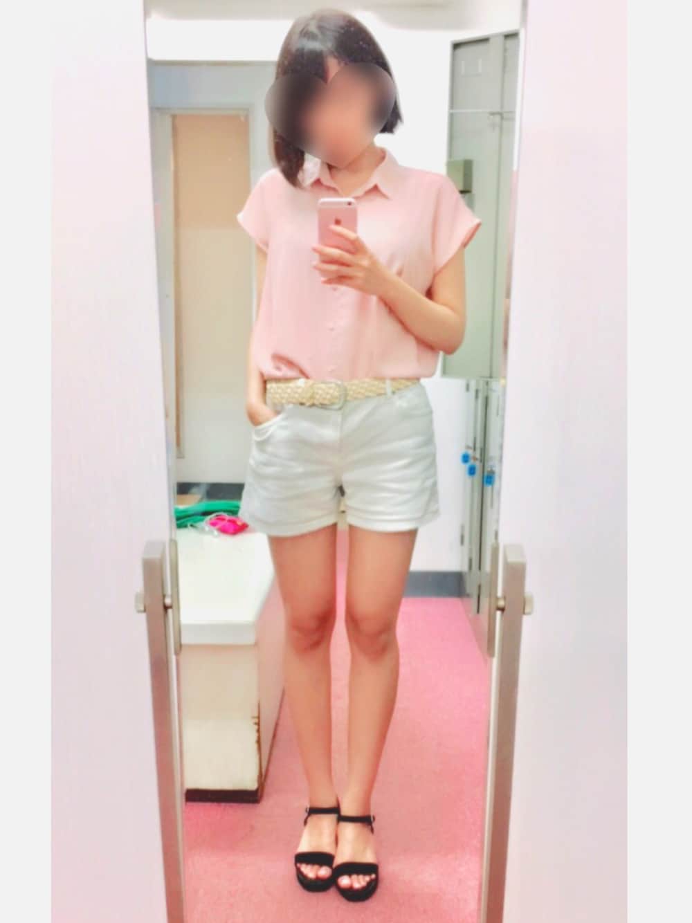 ピンク系のシャツ/ブラウス、ホワイト系のパンツ、ブラック系のサンダルを着用したレディースの夏コーディネートの1枚目の写真