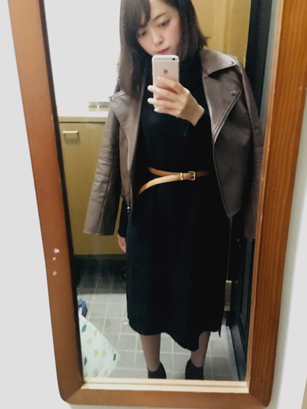 「タートルネックワンピース、ニットワンピース、黒ワンピース、ライダース、茶色ジャケット、タンジュン、ワンピース、ワンピース×スニーカー、秋冬コーデ、オーバーサイズ」｜「colzaのアイテム（ワンピース/ドレス、ブラック系）」を使った、Wさん（レディース・157cm）の秋コーディネートの1枚目の写真