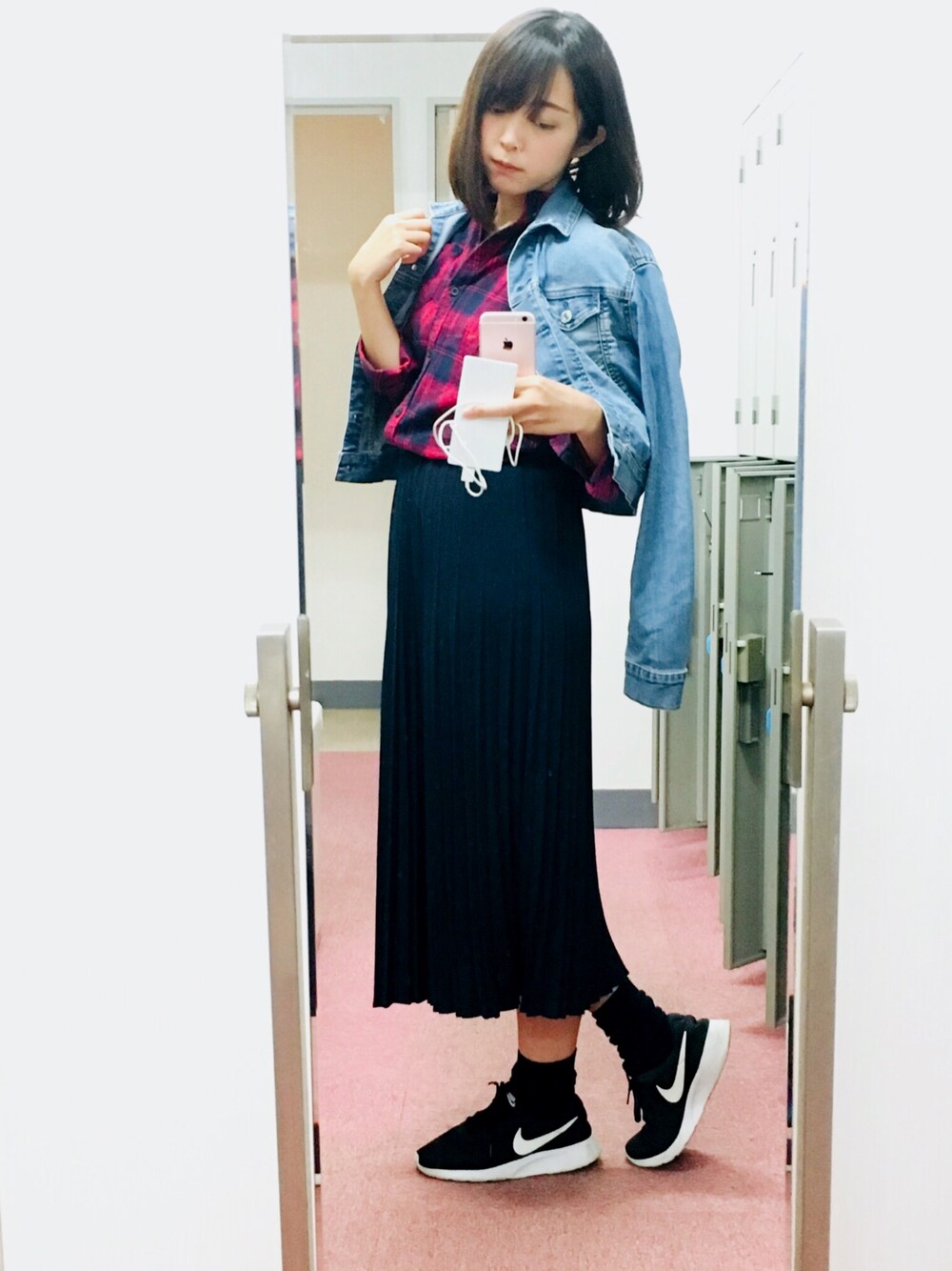 「ロングスカート、赤チェック、チェックシャツ、ネイビースカート、ユニクロ、タンジュン、くつした×スニーカー、プリーツスカート、プチフラコーデ、オトナカジュアル」｜「UNIQLOのWOMEN シフォンプリーツスカート（スカート、ブルー系）」を使った、Wさん（レディース・157cm）の秋コーディネートの1枚目の写真
