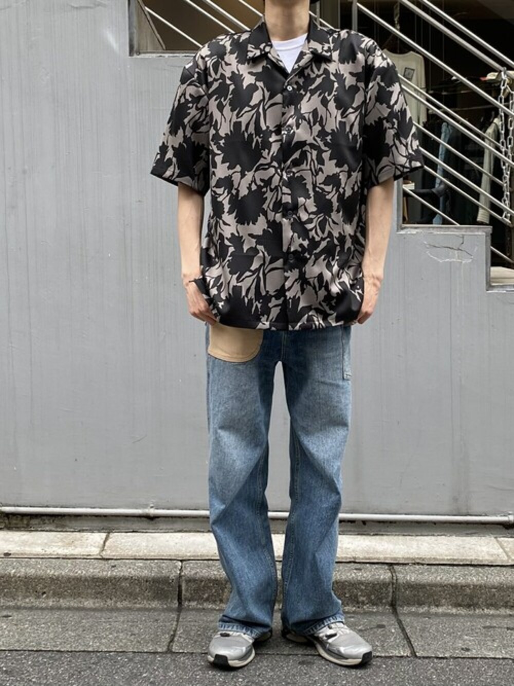 「B2nd、ガラシャツ、LUSOR」｜「LUSORのLUSOR（ルーソル）SHADOW FLOWER SS SH/シャドウフラワー　ショートスリーブシャツ（シャツ/ブラウス、グレー系）」を使った、notoさん（メンズ・182cm）の春コーディネートの1枚目の写真