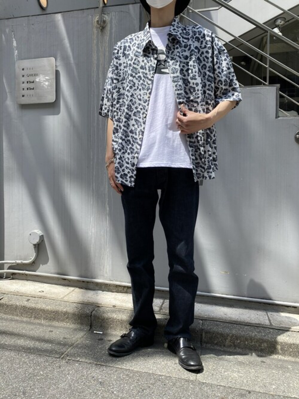 グレー系のシャツ/ブラウス、ホワイト系のTシャツ/カットソーを着用したメンズの春コーディネートの1枚目の写真