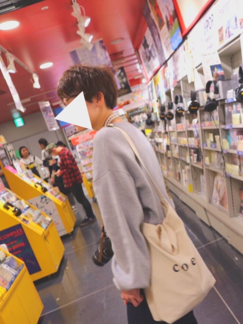 「テーパードパンツ、春コーデ、カメラ女子、大人カジュアル、シンプル」｜「green label relaxingの■■■CF C/A/W セッケツ 袖 ボリューム PO ニット（ニット/セーター、グレー系）」を使った、HARUさん（レディース・161cm）の春コーディネートの1枚目の写真