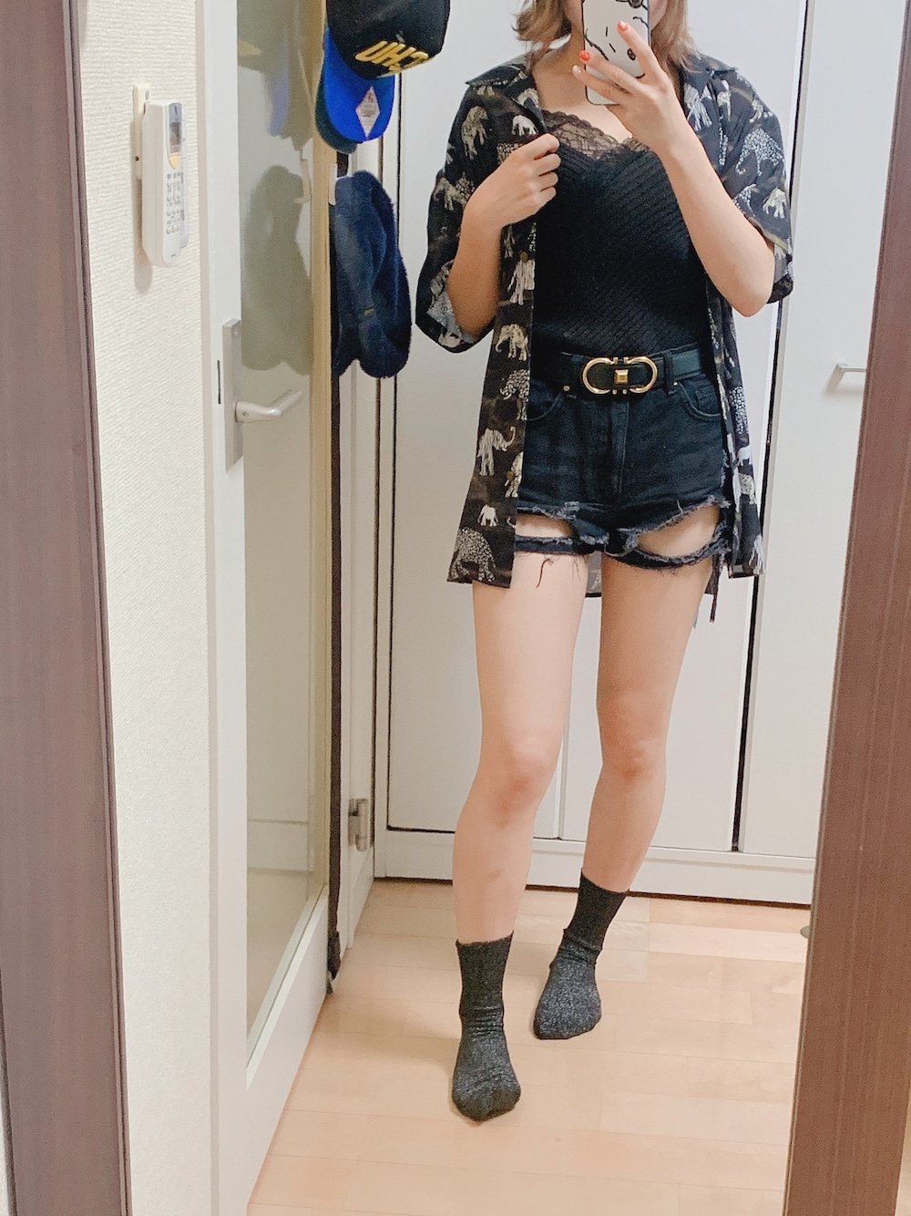 「ラクチンコーデ、カジュアル、ブラック、シャツ、ショートパンツ、ダメージデニムパンツ、春夏コーデ、スニーカーコーデ、ブラックコーデ」｜「FOREVER 21のアイテム（デニムパンツ、ブラック系）」を使った、木手英一さん（レディース・160cm）の春コーディネートの1枚目の写真