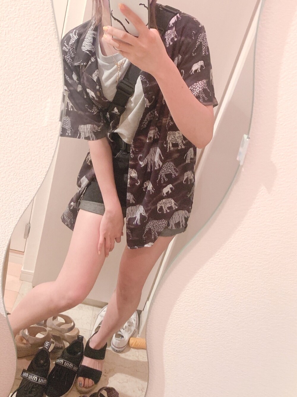 「シンプルコーデ、カジュアルコーデ、ショート丈トップス、柄シャツ、半袖、ショートパンツ、黒、グレー、６月、初夏」｜「LILY BROWNのアイテム（キャミソール、ブラック系）」を使った、木手英一さん（レディース・160cm）の夏コーディネートの1枚目の写真