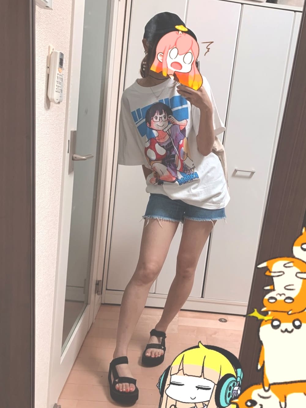 ホワイト系のTシャツ/カットソー、ブルー系のデニムパンツ、ブラック系のサンダルを着用したレディースの秋コーディネートの1枚目の写真