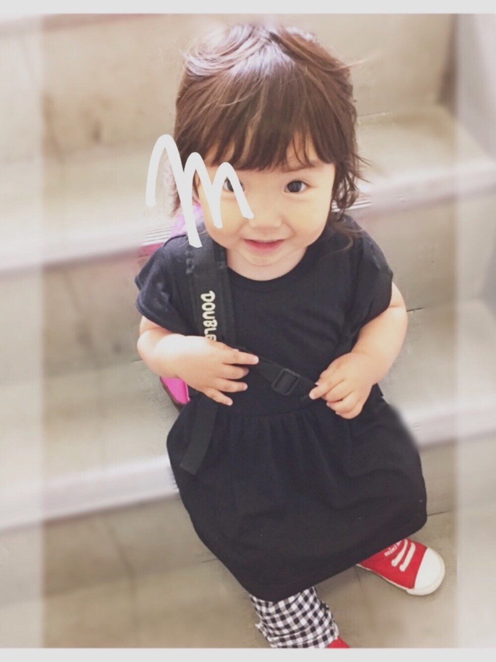 「カジュアルコーデ、kids、女の子コーデ、ワンピース、ワンピース×スニーカー、ブランシェス」｜「BRANSHESのバックリボンつきシンプルワンピース（ワンピース、ブラック系）」を使った、RMRさん（キッズ・80cm）の夏コーディネートの1枚目の写真