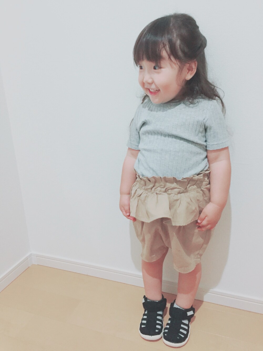「幼稚園、夏、キッズファッション、女の子、ショートパンツ、おんなのこコーデ、スポサン、ブランシェス、ウォーターシューズ」｜「BRANSHESのウエストフリルショートパンツ（その他パンツ、ベージュ系）」を使った、RMRさん（キッズ・80cm）の夏コーディネートの1枚目の写真