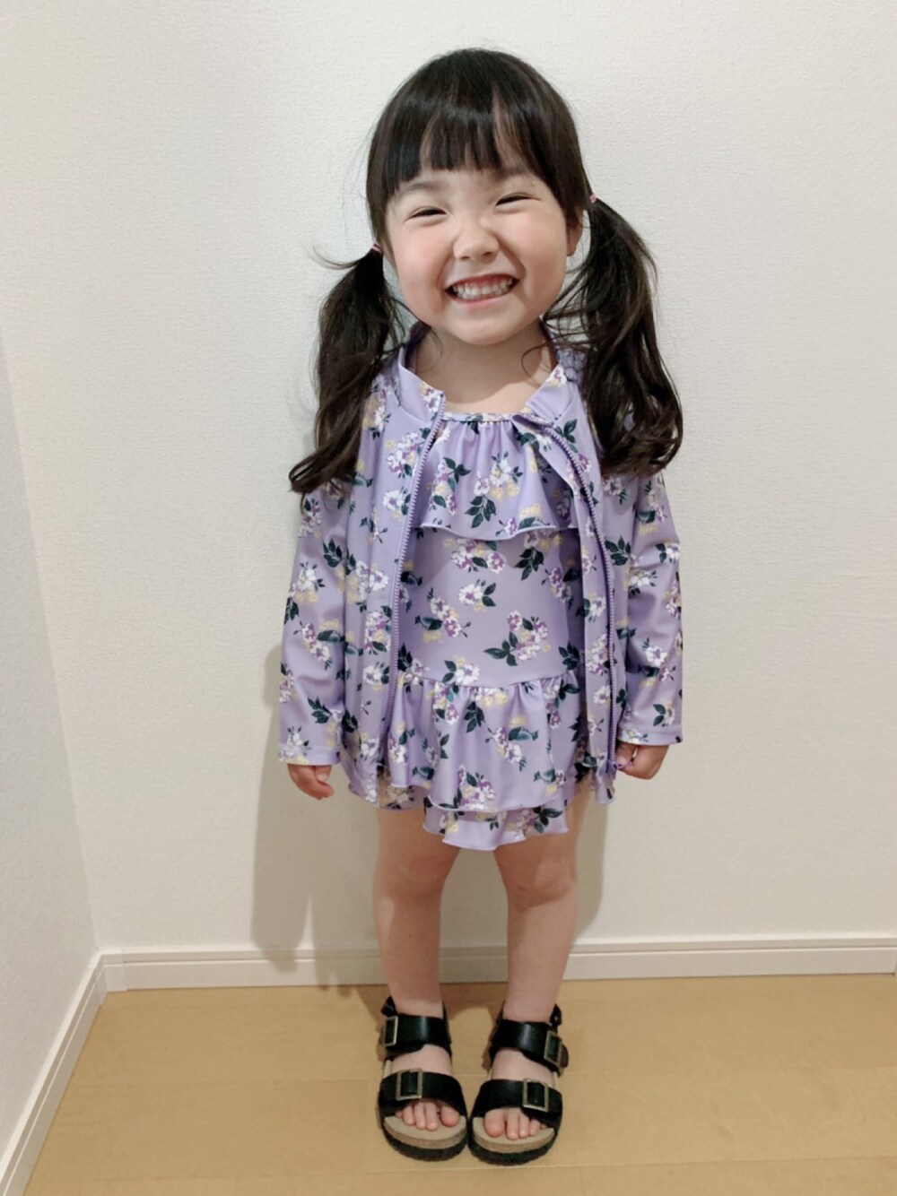 「ブランシェス、水着、ラッシュガード、サンダル、夏コーデ、夏、女の子コーデ、女の子、水着コーデ、水着スタイル」｜「BRANSHESの中花柄スイムワンピース（水着、パープル系）」を使った、RMRさん（キッズ・90cm）の春コーディネートの1枚目の写真