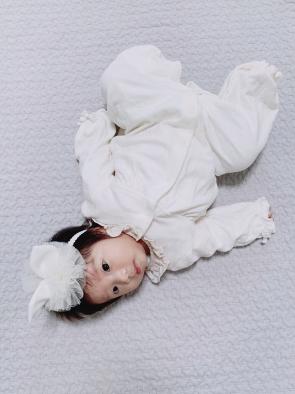 「ベビー、ベビーファッション、ベビー服、ロンパース、令和、令和ベイビー、令和初日ベビー、０歳女の子、ブランシェス、Branshes」｜「BRANSHESの接結2WAY長袖カバーオール（ロンパース、ホワイト系）」を使った、RMRさん（キッズ・43cm）の夏コーディネートの1枚目の写真