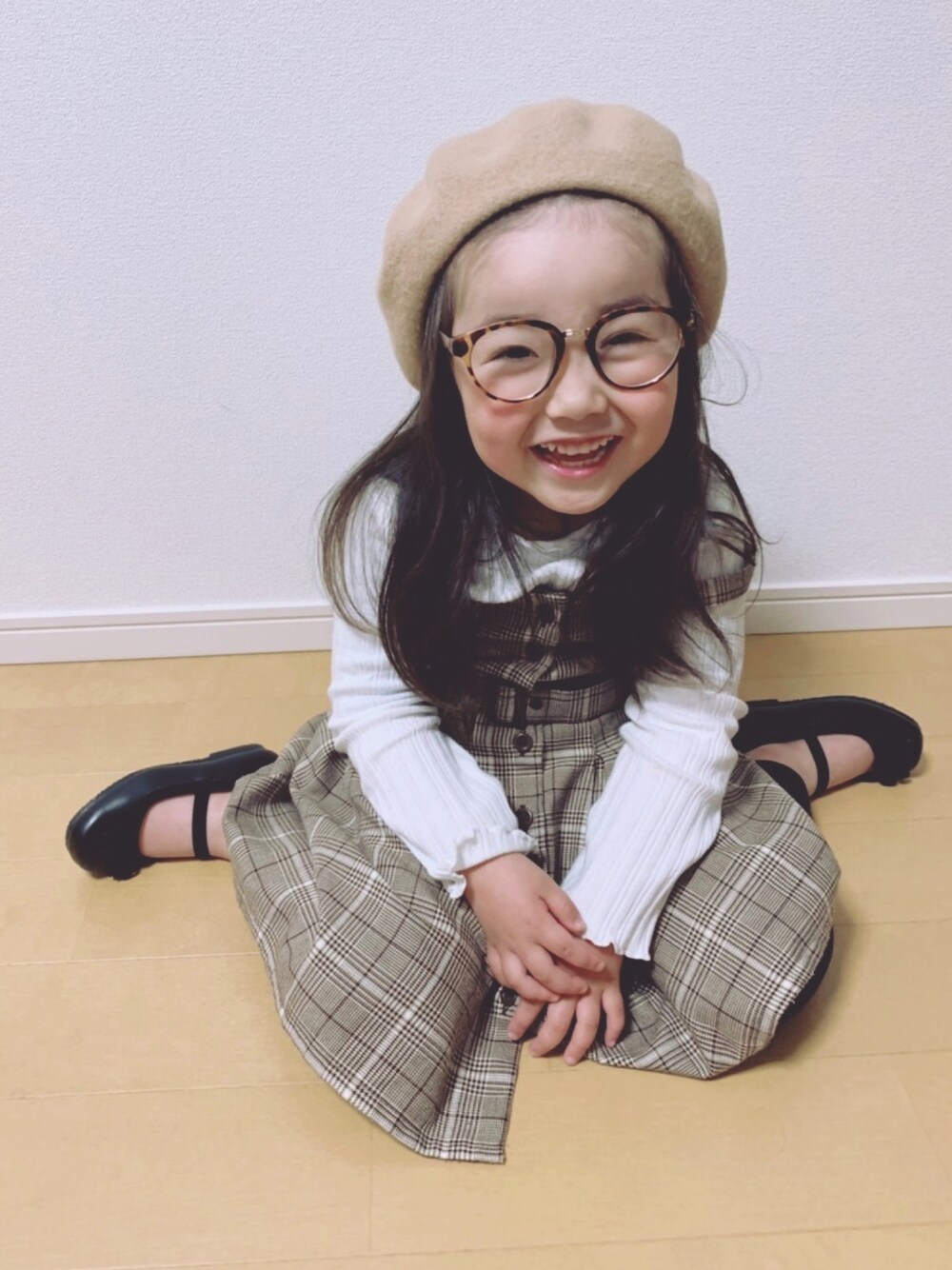 「キッズファッション、女の子、ブランシェス、ベレー帽、ベレー帽×メガネ、チェックワンピース、ブラウン、ブラウンコーデ、お姉さんコーデ、バレエシューズ」｜「SHIPSのBARET:ベレー帽（ハンチング/ベレー帽、ベージュ系）」を使った、RMRさん（キッズ・90cm）の春コーディネートの1枚目の写真
