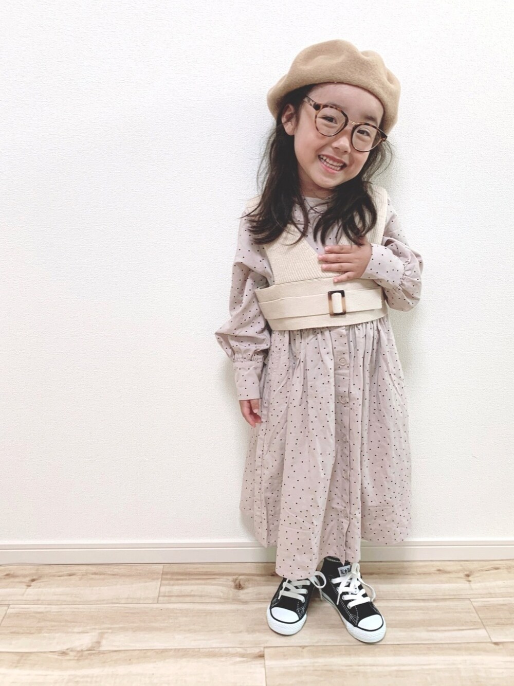 「キッズファッション、女の子コーデ、秋のコーデ、カジュアルコーデ、秋のカフェオレコーデ、ブランシェス、Branshes、ベレー帽、ベレー帽×メガネ」｜「BRANSHESのドット柄長袖シャツワンピース（ワンピース、ベージュ系）」を使った、RMRさん（キッズ・100cm）の秋コーディネートの1枚目の写真