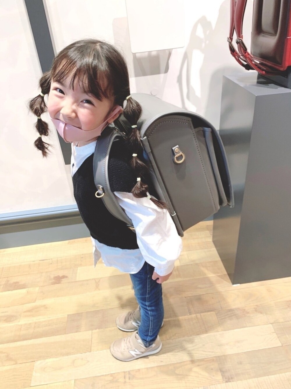 「デニム、キッズコーデ、キッズファッション、ランドセル、ベスト、ベスト×シャツ、ニューバランス、ブランシェス、Branshes、土屋鞄」｜「BRANSHESのニットベスト+シャツセット（シャツ/ブラウス、ベージュ系）」を使った、RMRさん（キッズ・90cm）の春コーディネートの1枚目の写真