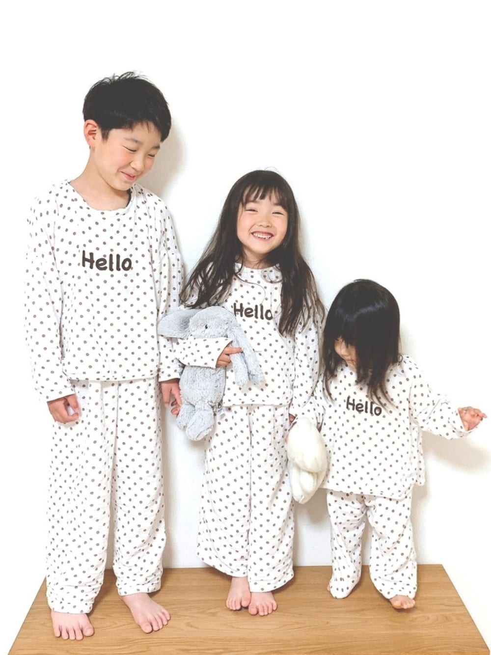 「キッズコーデ、ルームウェア、おそろいコーデ、パジャマ、リンクコーデ、兄妹コーデ、三兄弟、BREEZE」｜「BREEZEのWガーゼあいさつlogoパジャマ（ルームウェア/パジャマ、ホワイト系）」を使った、RMRさん（キッズ・90cm）の春コーディネートの1枚目の写真