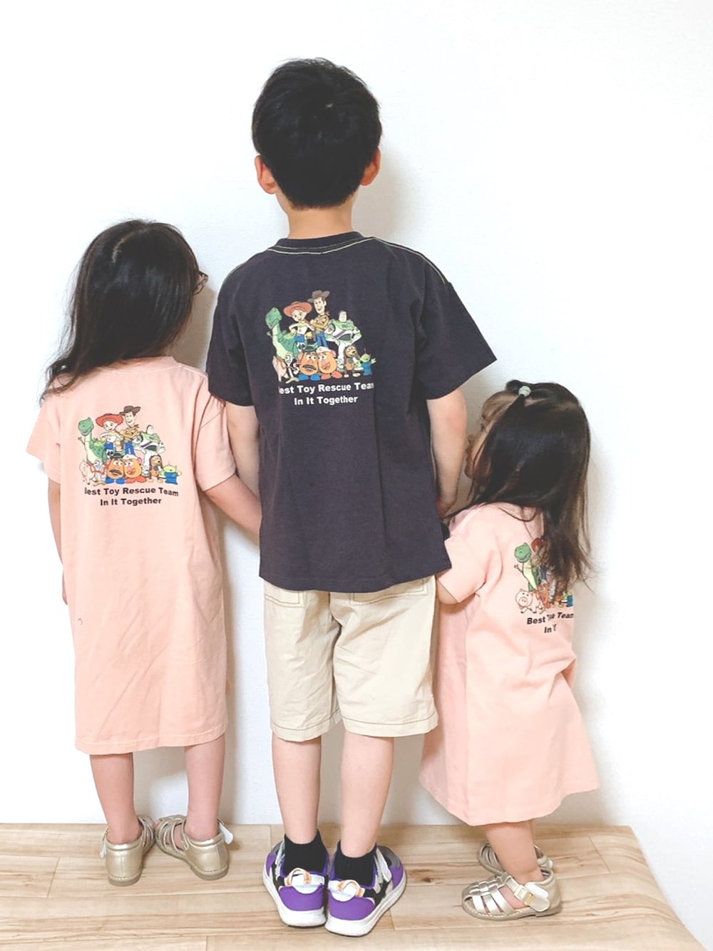「キッズコーデ、おそろいコーデ、おそろコーデ、キッズファッション、Branshes、トイストーリー、コラボTシャツ、コラボワンピース、兄妹コーデ、兄妹」｜「BRANSHESの【TOY STORY】バックプリント半袖Tシャツ（Tシャツ/カットソー、グレー系）」を使った、RMRさん（キッズ・90cm）の春コーディネートの1枚目の写真