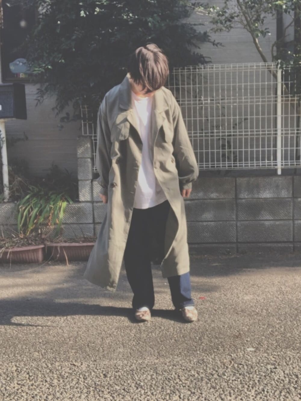 その他のデニムパンツ、グリーン系のトレンチコート、ホワイト系のTシャツ/カットソーを着用したレディースの冬コーディネートの1枚目の写真