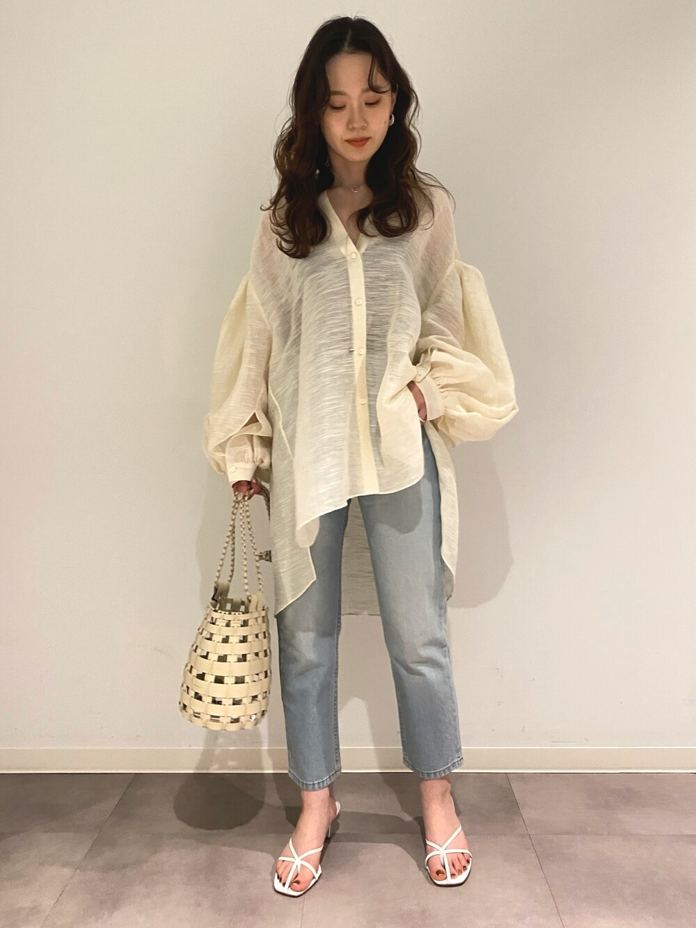 「大人カジュアル、大人女子、ベージュコーデ、デニム、春コーデ」｜「Chaosのアイテム（シャツ/ブラウス、ベージュ系）」を使った、chaos_mihoさん（レディース・162cm）の春コーディネートの1枚目の写真