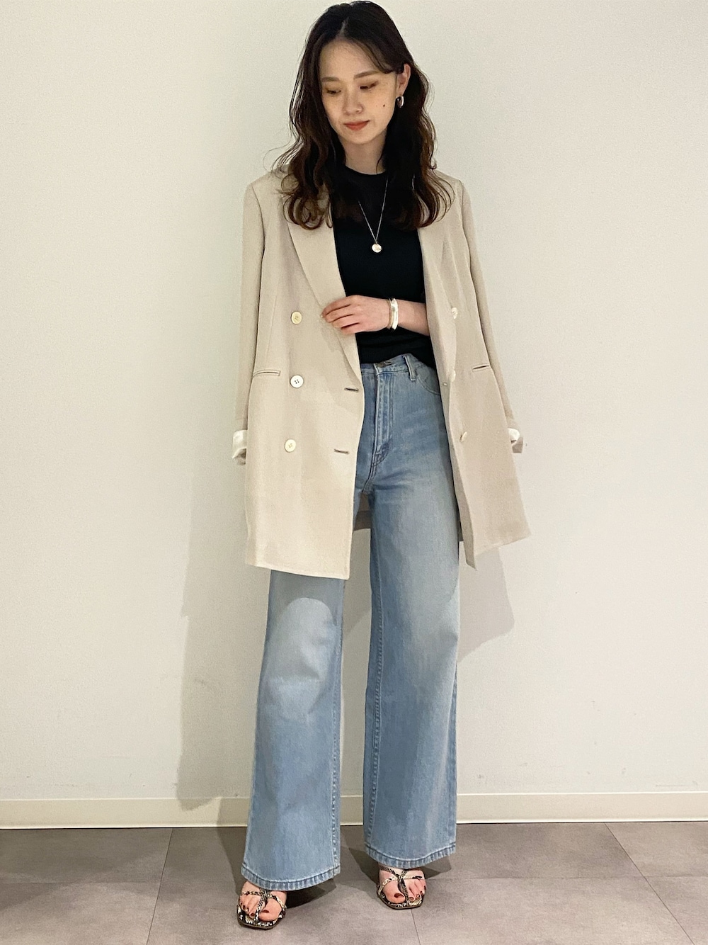 「大人カジュアル、大人女子、はるコーデ、パンツスタイル、ベージュコーデ、ジャケット、シャツスタイル、デニム」｜「Chaosのアイテム（ジャケット/アウター、ベージュ系）」を使った、chaos_mihoさん（レディース・162cm）の春コーディネートの1枚目の写真