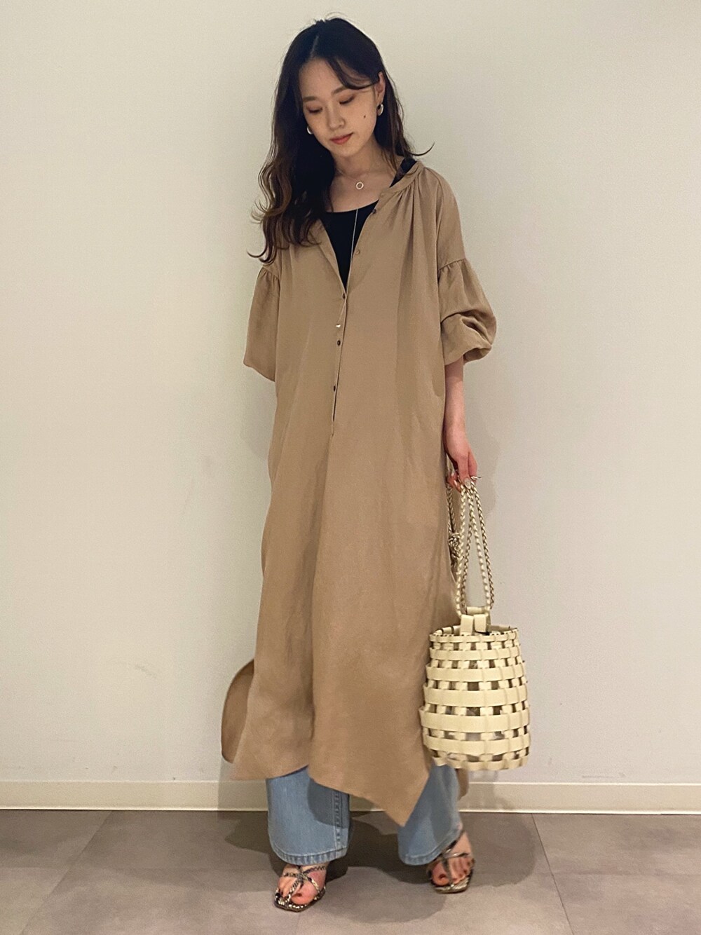「大人カジュアル、ゆるコーデ、はるコーデ、ボリューム袖、サンダル、春カラー」｜「Chaosのカルトギャザーワンピース（ワンピース、ベージュ系）」を使った、chaos_mihoさん（レディース・162cm）の春コーディネートの1枚目の写真