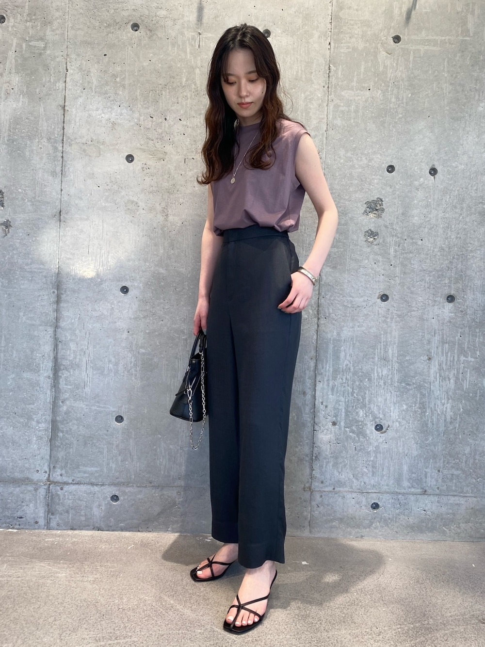 「シンプル、オトナ女子、パンツコーデ」｜「Chaosの【WEB先行予約】ソルチェノースリーブTシャツ（Tシャツ/カットソー、ピンク系）」を使った、chaos_mihoさん（レディース・162cm）の春コーディネートの1枚目の写真