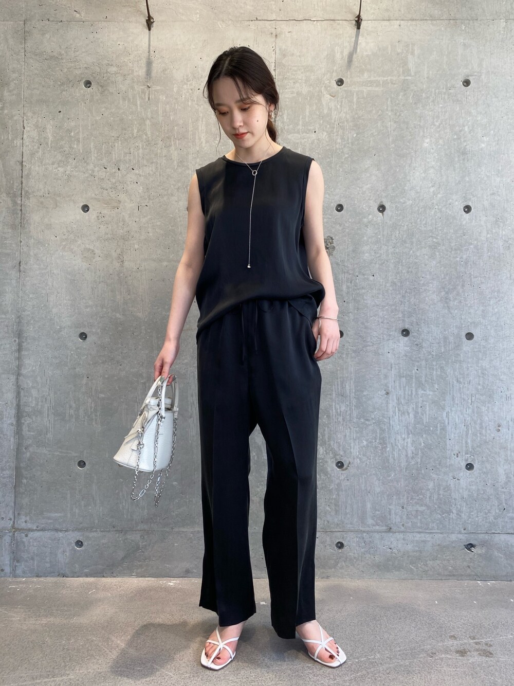 「夏コーデ、ノースリーブ、セットアップ、ブラックコーデ」｜「Chaosの【セットアップ】シルクフィブリルタンク（シャツ/ブラウス、ブラック系）」を使った、chaos_mihoさん（レディース・162cm）の春コーディネートの1枚目の写真
