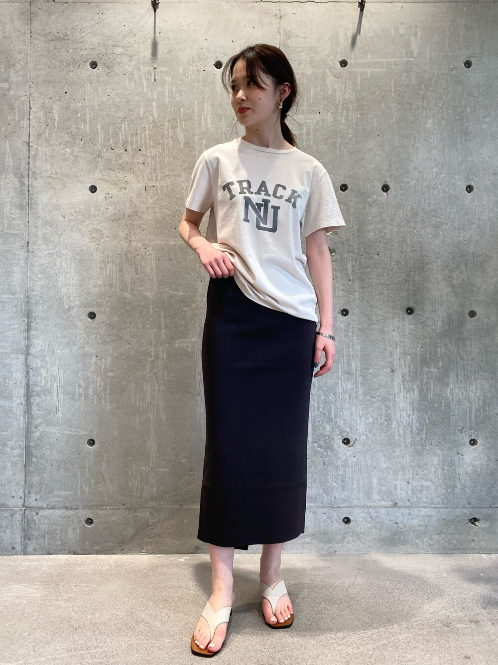 「オトナカジュアル、シンプルコーデ、夏コーデ、タイトスカート、ロゴT」｜「Chaosのアイテム（Tシャツ/カットソー、ベージュ系）」を使った、chaos_mihoさん（レディース・162cm）の春コーディネートの1枚目の写真
