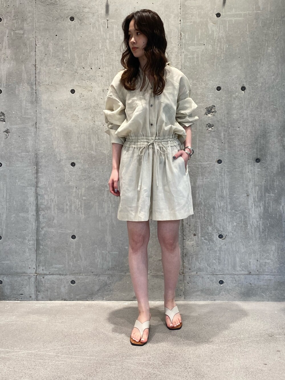 「コンビネゾン、ベージュ、大人カジュアル、サンダル、ラフ」｜「Chaosのアイテム（オールインワン・サロペット、ベージュ系）」を使った、chaos_mihoさん（レディース・162cm）の春コーディネートの1枚目の写真