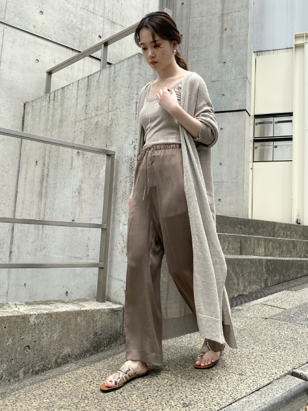 「初夏コーデ、パンツスタイル、オトナカジュアル、ベージュコーデ、ワントーンコーデ、ゆるコーデ、大人女子」｜「Chaosのリーチリネンニットロングカーディガン（カーディガン/ボレロ、ベージュ系）」を使った、chaos_mihoさん（レディース・162cm）の春コーディネートの1枚目の写真