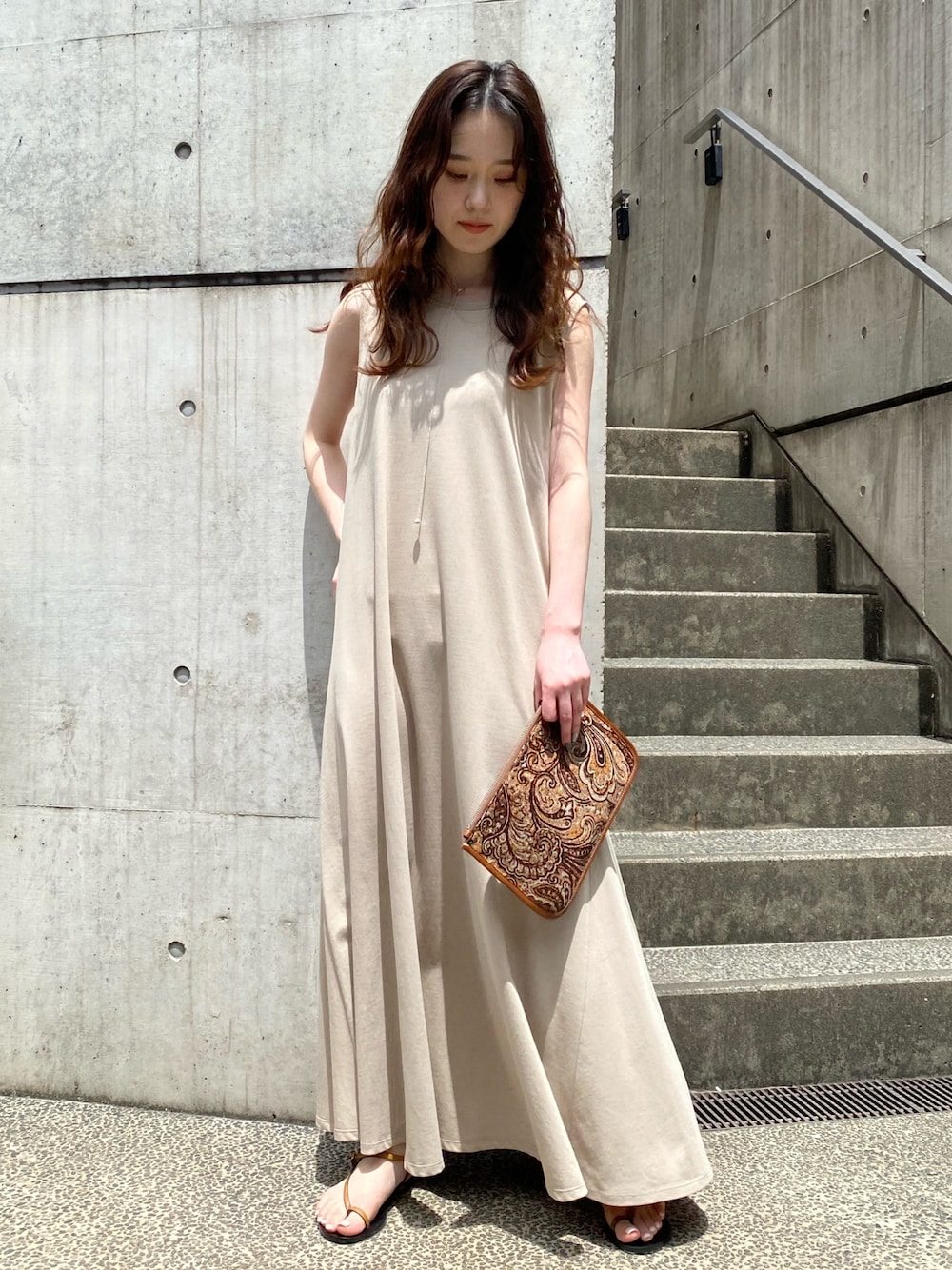 「休日スタイル、大人カジュアル、ラフコーデ、ベージュ、ワンピース」｜「Chaosのアラインツイスト ロングワンピース（ワンピース、ベージュ系）」を使った、chaos_mihoさん（レディース・162cm）の夏コーディネートの1枚目の写真