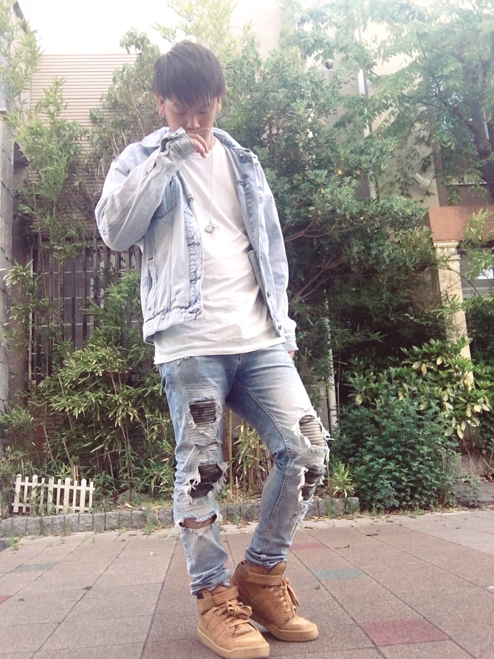 グレー系のデニムジャケット、ホワイト系のTシャツ/カットソー、グレー系のデニムパンツを着用したメンズの春コーディネートの1枚目の写真