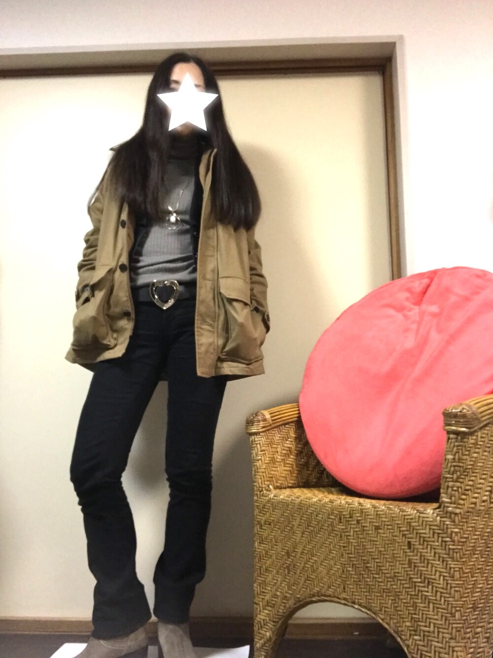 ベージュ系のマウンテンパーカー、ブラック系のデニムパンツ、グレー系のニット/セーターを着用したレディースの冬コーディネートの1枚目の写真