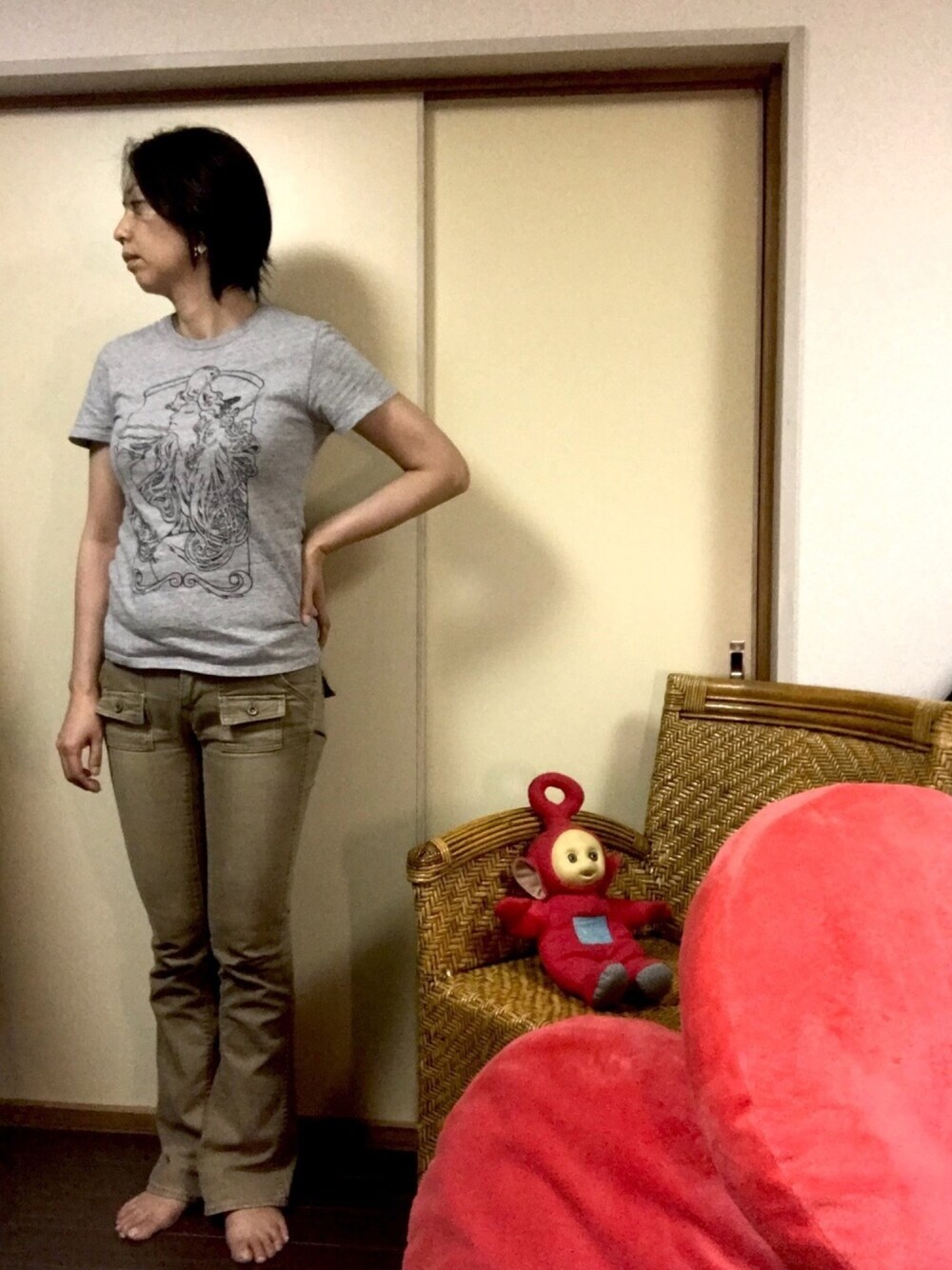 グレー系のTシャツ/カットソー、ベージュ系のデニムパンツ、レッド系のおもちゃを着用したレディースの夏コーディネートの1枚目の写真