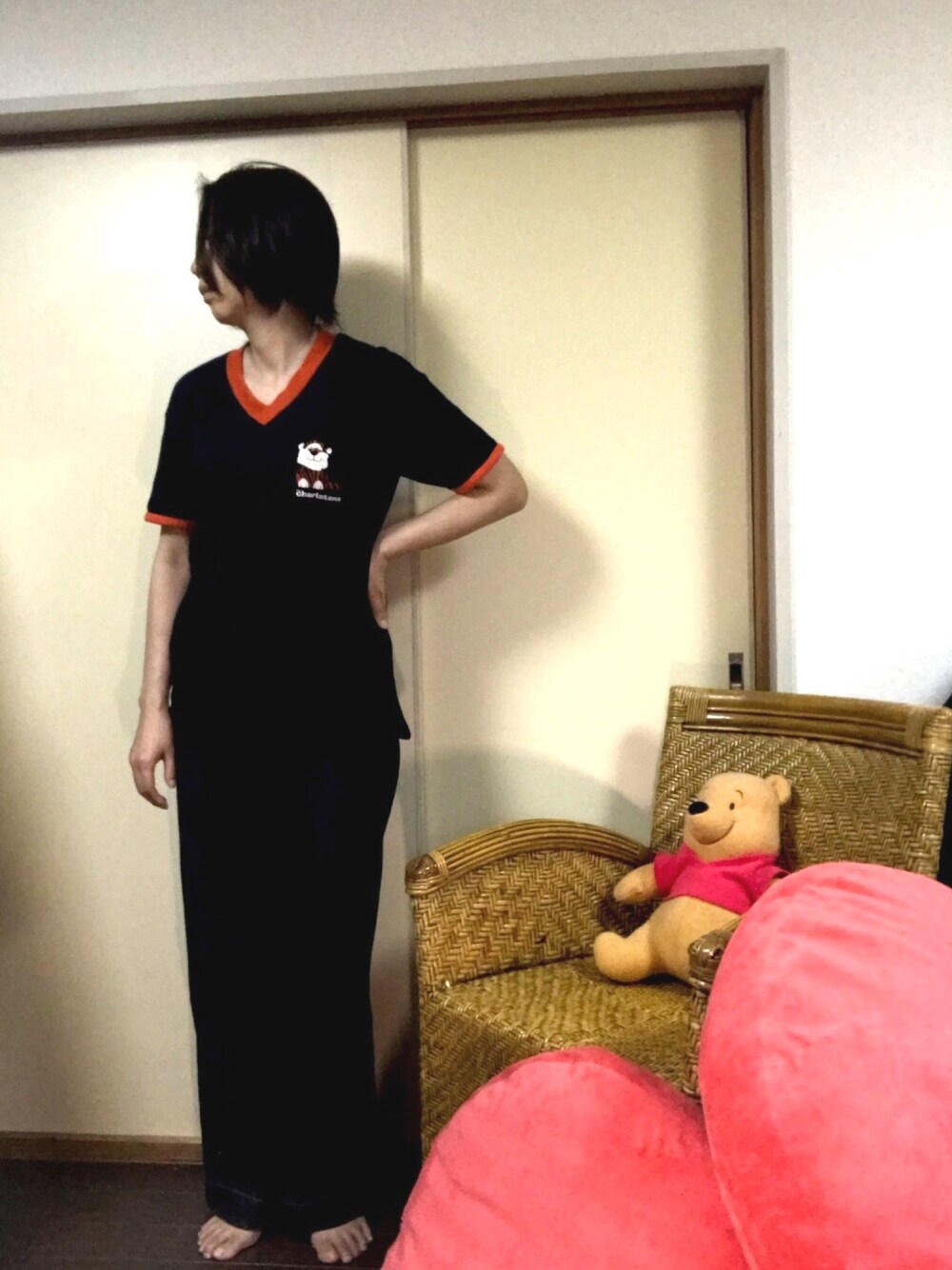 ブルー系のTシャツ/カットソーを着用したレディースの夏コーディネートの1枚目の写真