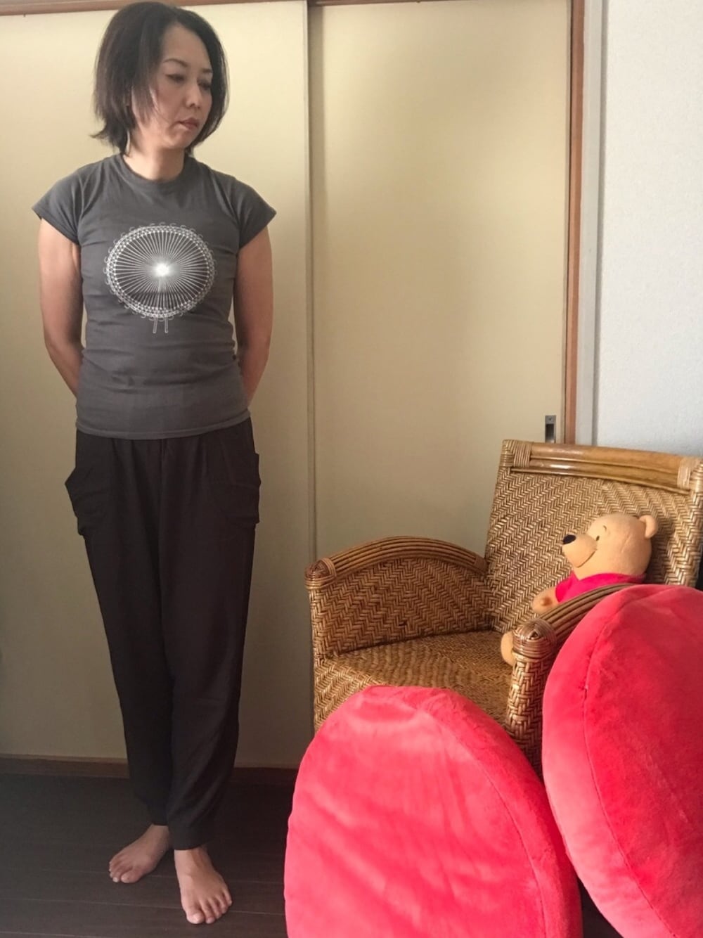 グレー系のTシャツ/カットソー、グレー系のその他パンツを着用したレディースの夏コーディネートの1枚目の写真