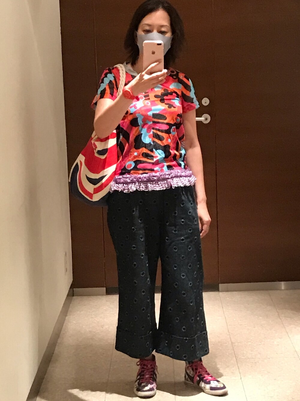 その他のTシャツ/カットソー、ブルー系のデニムパンツ、その他のスニーカーを着用したレディースの夏コーディネートの1枚目の写真