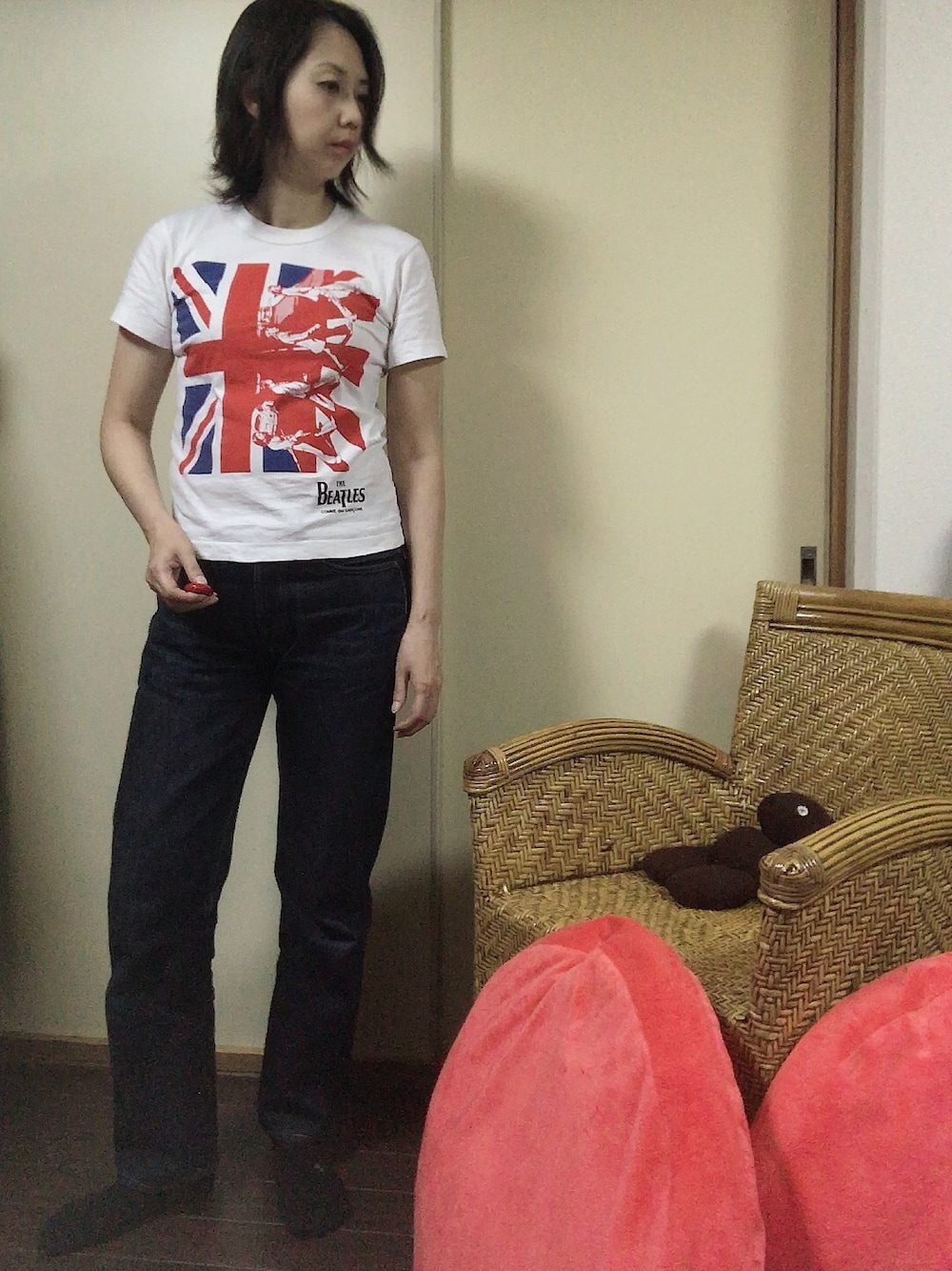 ホワイト系のTシャツ/カットソー、ブルー系のデニムパンツを着用したレディースの秋コーディネートの1枚目の写真