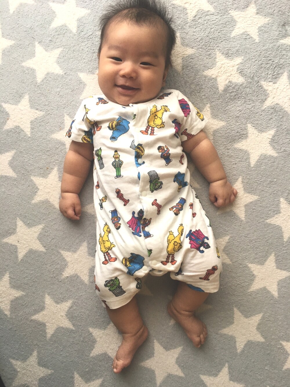 「ロンパース、ベビーコーデ、ベビー、赤ちゃん、エルモ、セサミストリート、BREEZE」｜「BREEZEのセサミストリートコラボ　ロンパス（ロンパース、ホワイト系）」を使った、®︎etasさん（キッズ・70cm）の秋コーディネートの1枚目の写真
