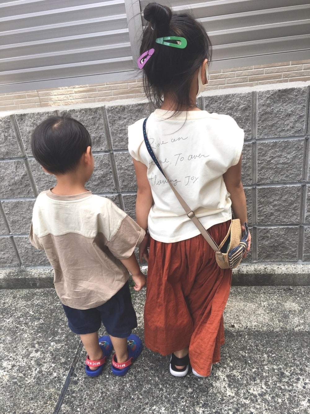 「休日スタイル、サンダル、カジュアル、ゆるコーデ、おしゃれさんと繋がりたい、ビッグシルエット、姉妹コーデ、姉弟」｜「CIAOPANIC TYPYの【ZOZOTOWN限定】レターノースリーブTEE（Tシャツ/カットソー、ホワイト系）」を使った、®︎etasさん（キッズ・110cm）の秋コーディネートの1枚目の写真